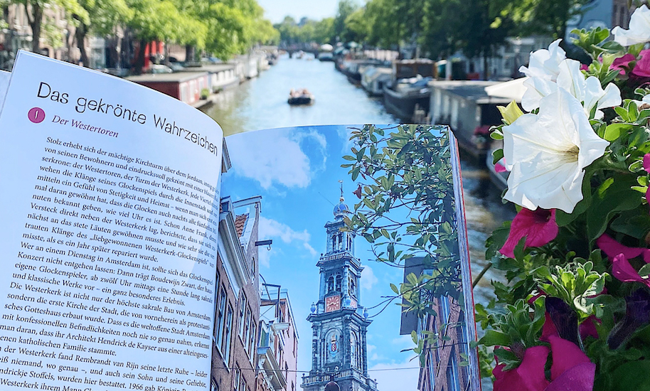 Il punto di riferimento Westerkerk nel Libro dei luoghi felici di Amsterdam davanti a un canale