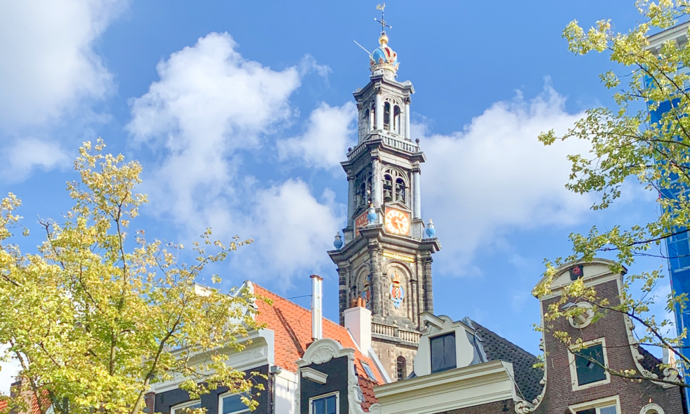 Grachtenhäuschen mit der Westerkerk im Hintergrund