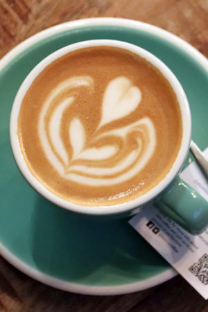 Firmenreise in Amsterdam mit Kaffee in mintgrüner Kaffeetasse